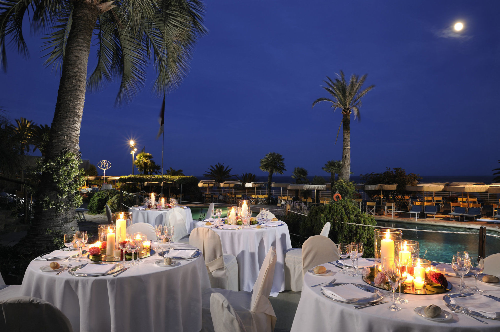 圣雷莫皇家酒店 圣雷默 餐厅 照片 The resort at night