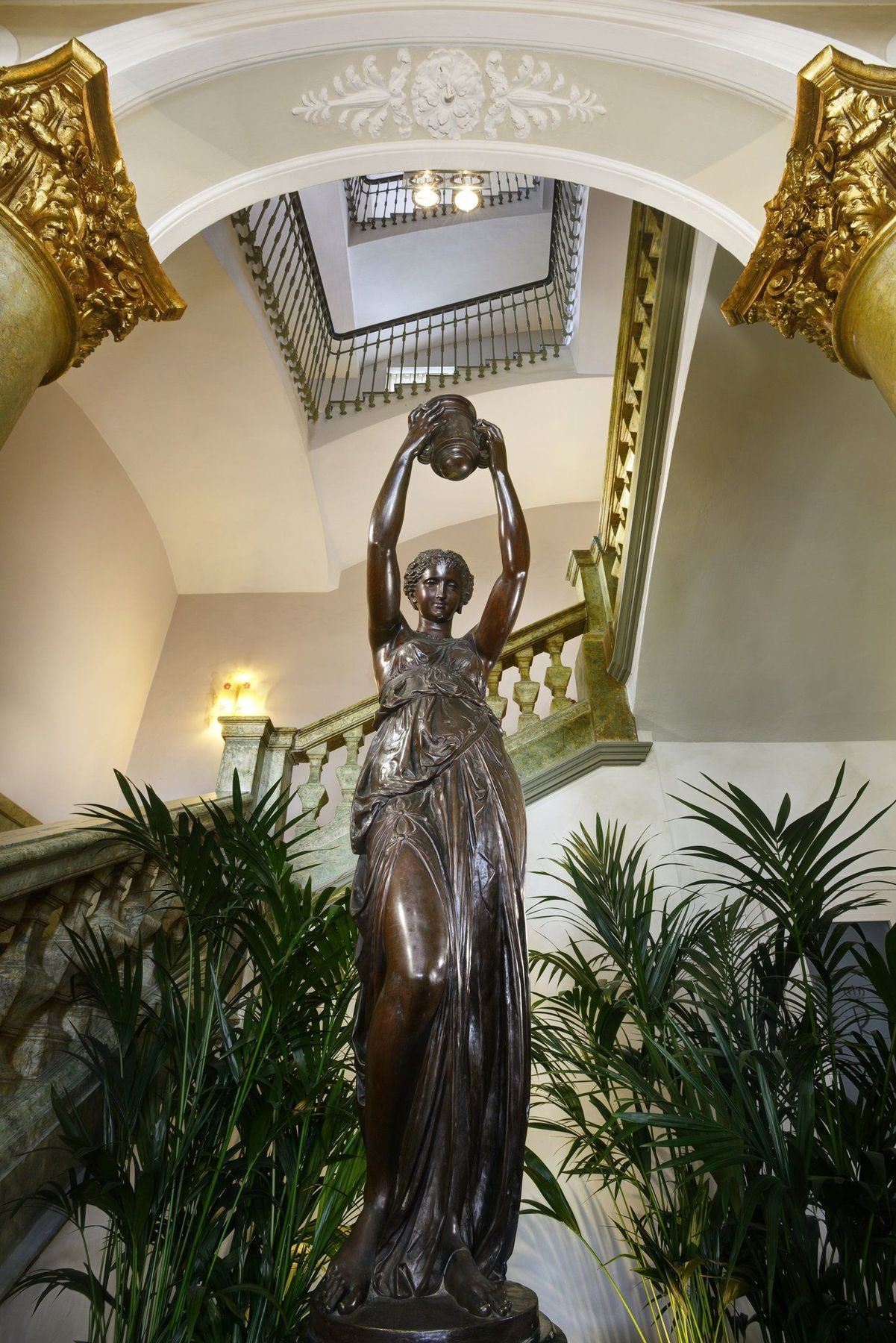 圣雷莫皇家酒店 圣雷默 内观 照片 Statue of a woman with a jug